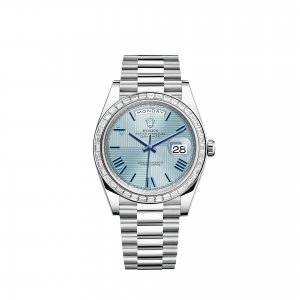Réplique Rolex Day-Date 40 Platine cadran bleu glace a motif quadrant lunette sertie de diamants m228396tbr-0004