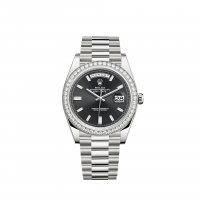 Réplique montre Rolex Day-Date 40 or blanc 18 ct cadran serti de diamants noirs m228349rbr-0003